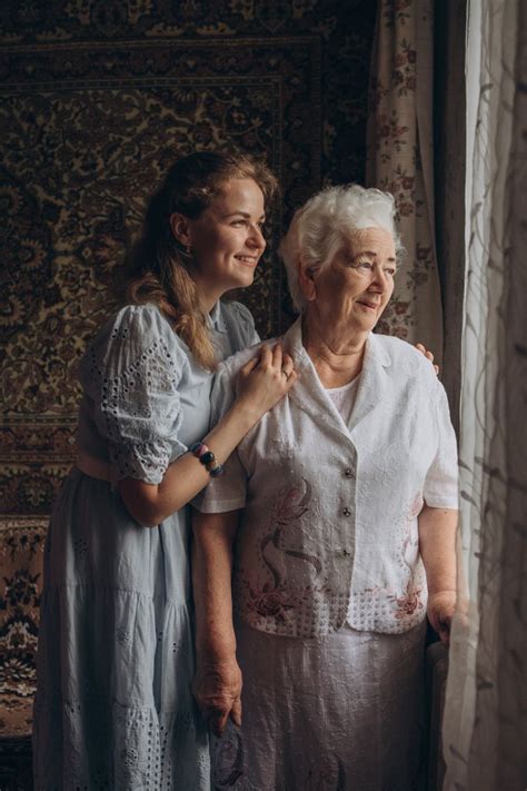 Бабушка и внучка: связующие нити поколений