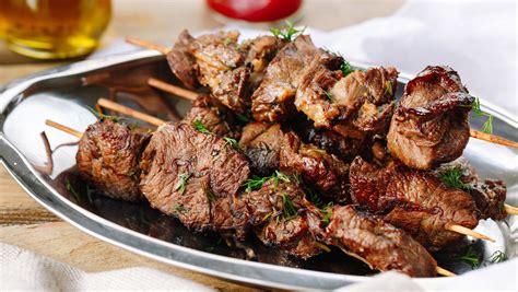 Вкусные лакомства у огня: от ароматной колбаски до сочного шашлыка