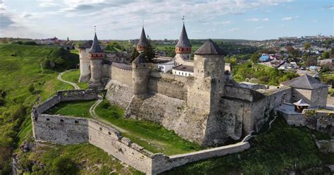 Город-крепость, где расцвело волшебство юмора