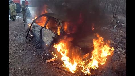 Горящий автомобиль, принадлежащий кому-то другому: внутреннее отражение конфликта