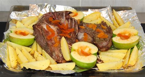 Жареный филе дикого гуся с черносливом и соусом