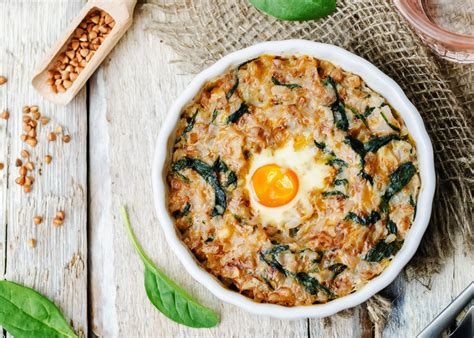 Запеченные цуккини с сыром и зеленью: сытное и полезное блюдо