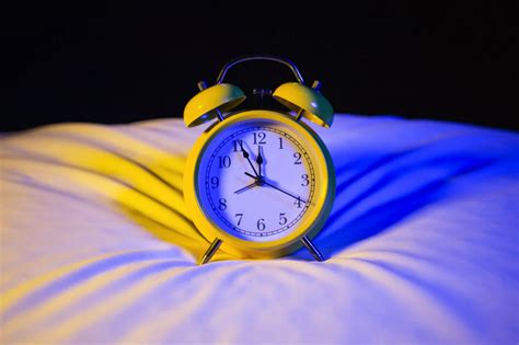 Мифы о сне на боку с искусственными ресницами