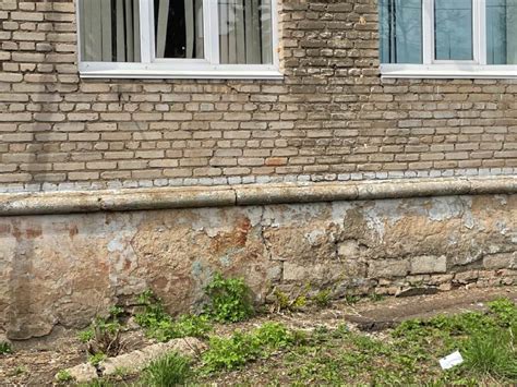 Особенности зимних холодильников для монтажа под оконными проемами