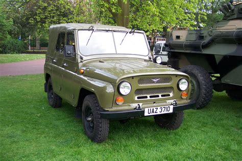 Открываем блок фьюзов на легендарном внедорожнике UAZ 469