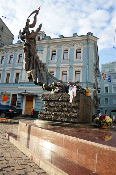 Память о трагедии: памятник "Безграничное зеркало"