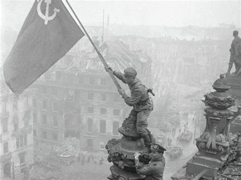 Первый поднятый флаг в столице Германии в 1945 году