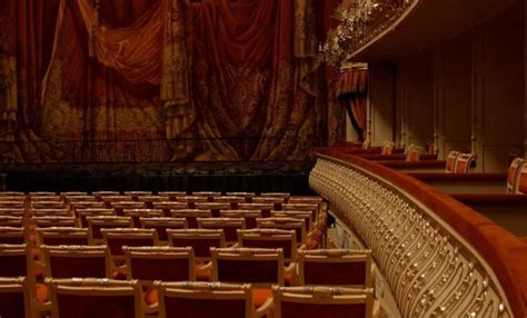 Первый ряд партера: близость к сцене и превосходный обзор деталей