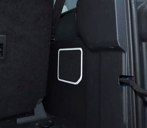 Поиск защитного элемента в багажном отсеке автомобиля