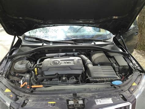Принцип работы и структура механизма на капоте автомобиля Skoda Octavia A7