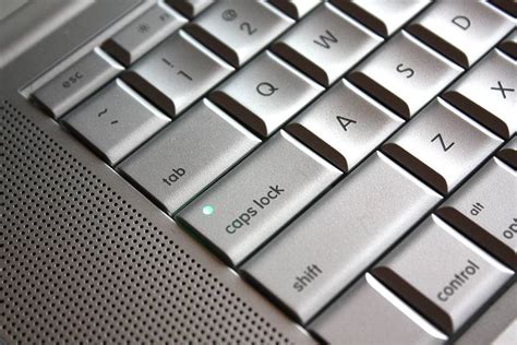 Проверьте кнопку "Caps Lock"
