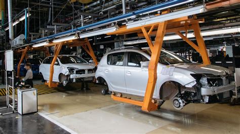 Производство автомобилей на заводе в Тольятти