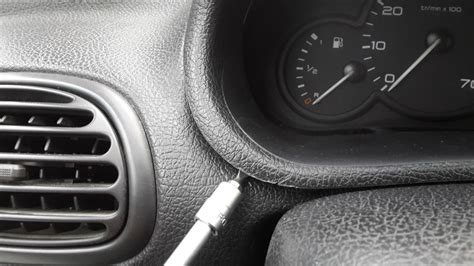 Разборка элементов приборной панели автомобиля Peugeot 206