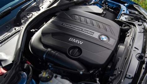 Расположение агрегата мощности на премиальном автомобиле BMW F30 в моторном отсеке