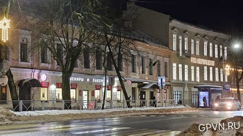Стоянка рядом с торговыми и общественными заведениями
