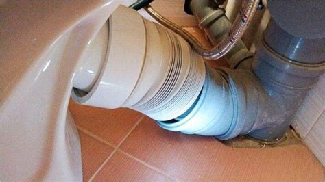  Остановите подачу воды и удалите ее из унитаза 