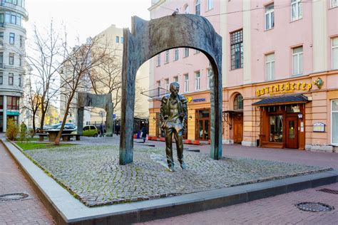 Двигаемся по Гоголевскому бульвару до Никитской улицы
