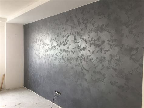 Декоративная штукатурка за шкафом