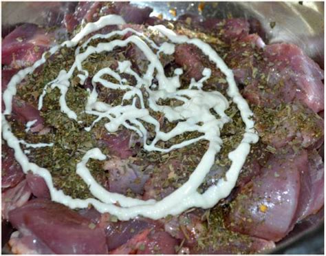 Как подготовить мясо для маринования с красным луком