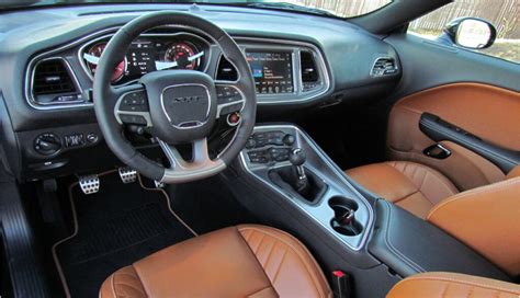 Комплектации и функциональность Dodge Challenger