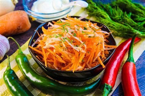 Легкий засоленный редькой салат