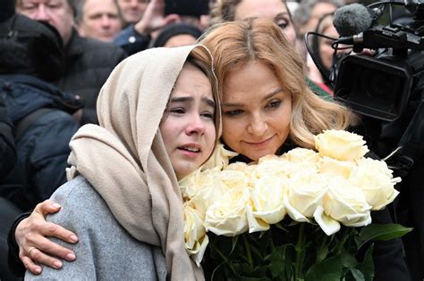 Не родственник на похоронах: детали и условия