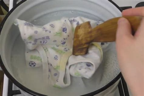 Отбеливание вещей вручную с помощью борной кислоты
