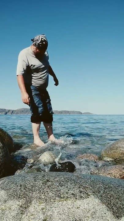 Подготовка к купанию в море в Сингапуре