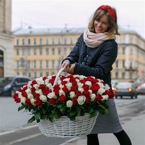 Почему женщины любят получать цветы