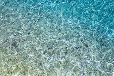 Прозрачная и чистая вода моря