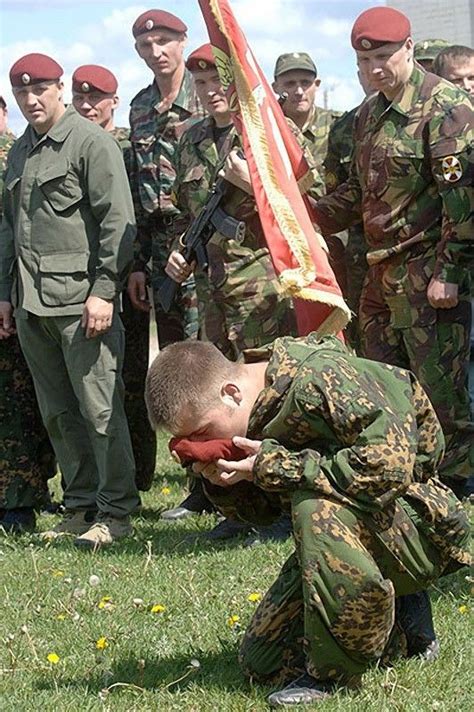 Процесс получения крапового берета омоновцем