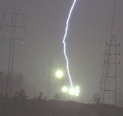 Риски и опасности, связанные с выходом шаровой молнии из розетки