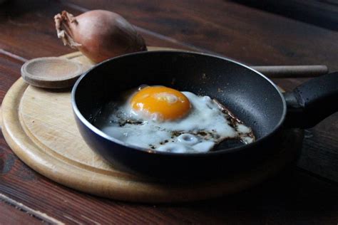 Сохранение вкуса и текстуры жареного яйца при разогреве