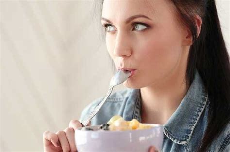 Способы предотвращения бурления желудка после употребления меда